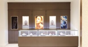 Unsaid, una marca de lujo que produce joyas y diamantes artificiales, ha abierto una nueva ubicación dentro de la tienda Saks Fifth Avenue en Palm Beach Gardens.
